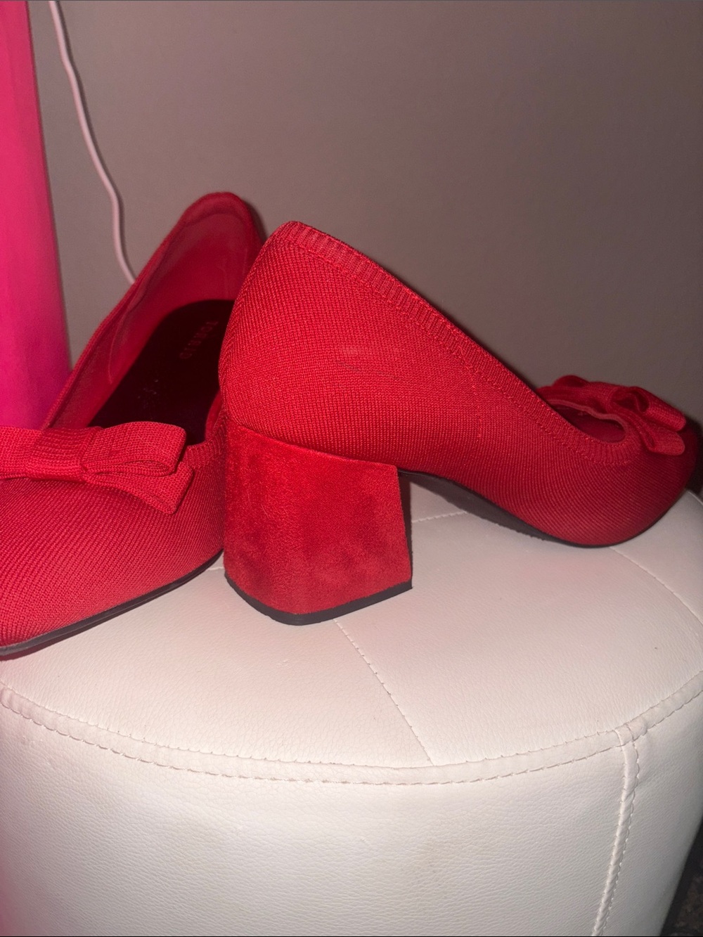 Red Bow Pointed-Toe Women’s Pumps - Picture 3 of 5